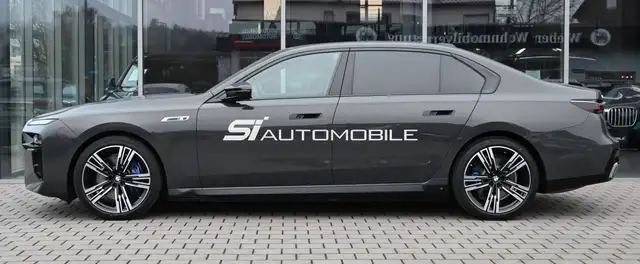 BMW I7 view 2