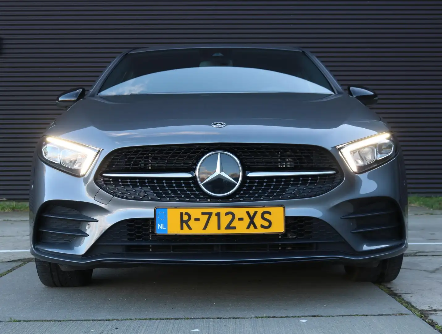 Mercedes-Benz A 250 e Plugin Hybrid AMG Line | Night pakket | Sfeerver Grijs - 2