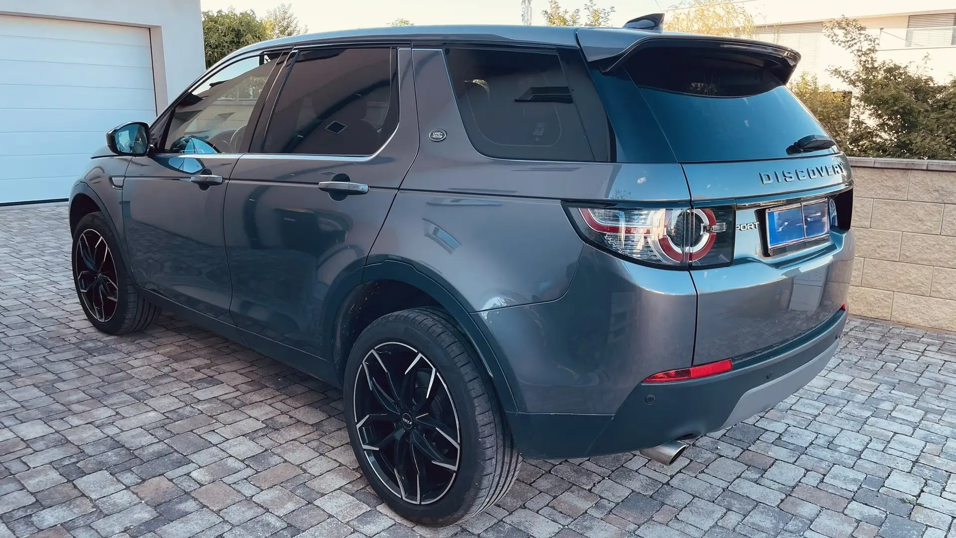 Land Rover Discovery Sport Discovery Sport 2,0 TD4 Skyview Edition Grau - 2