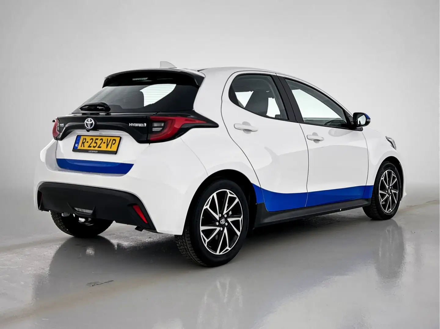 Toyota Yaris 1.5 Hybrid Business Plus | Navigatie | LED | 1ste Wit - 2
