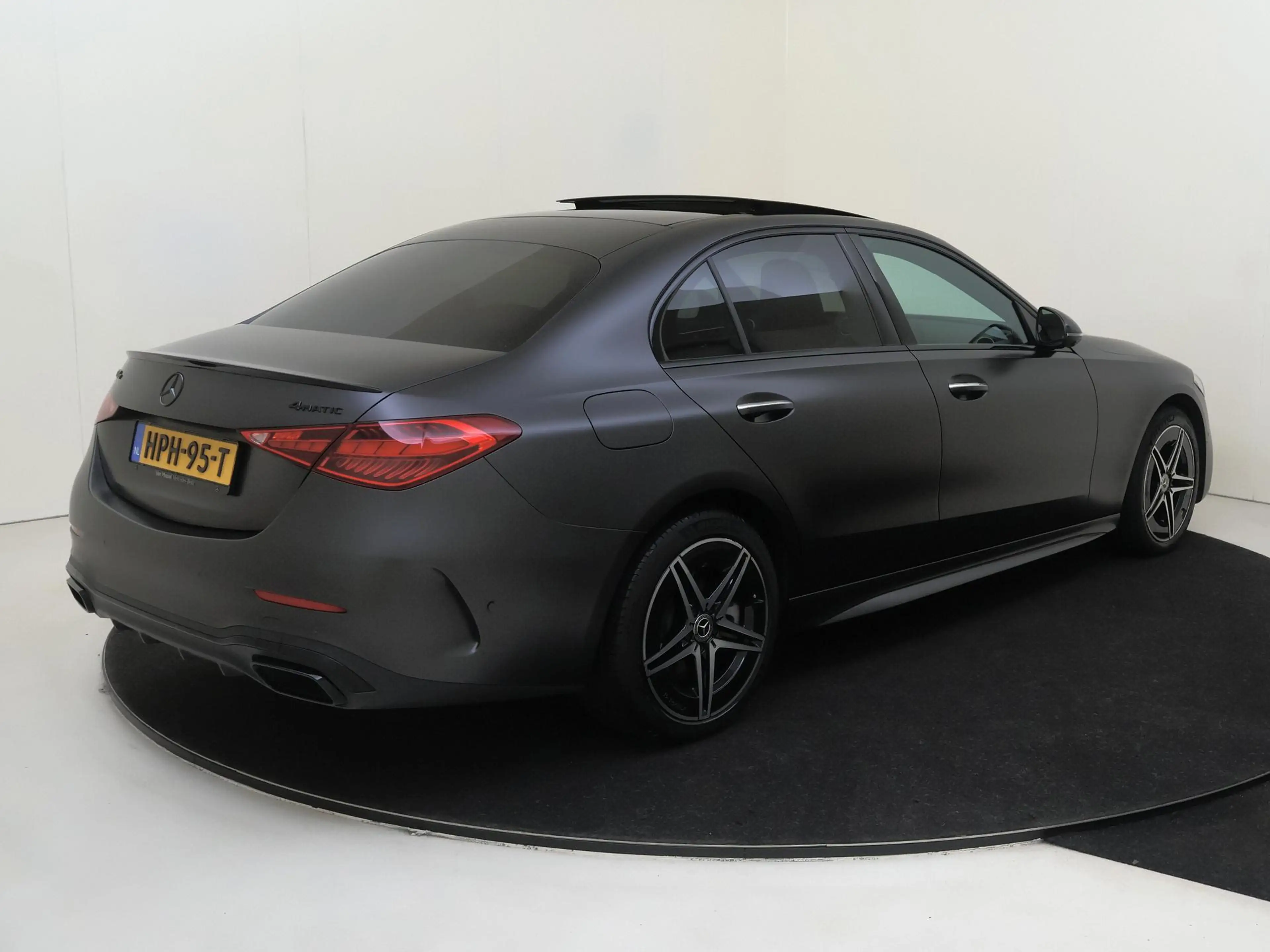Mercedes-Benz C 400 e 4MATIC AMG Line / Premium Plus/ Burmester 3D/ Na — photo 4