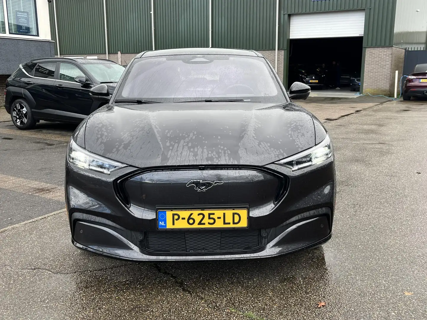 Ford Mustang Mach-E AWD 75 kWh SOH 95% |14.000KM!! VAN € 34.900,- VOOR Schwarz - 2