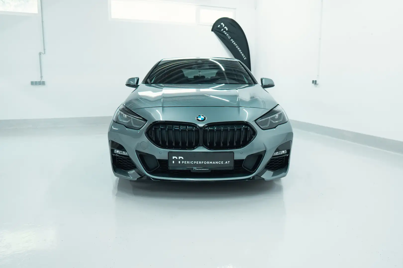 BMW 220 220 i xDrive M Sport Grau - 2