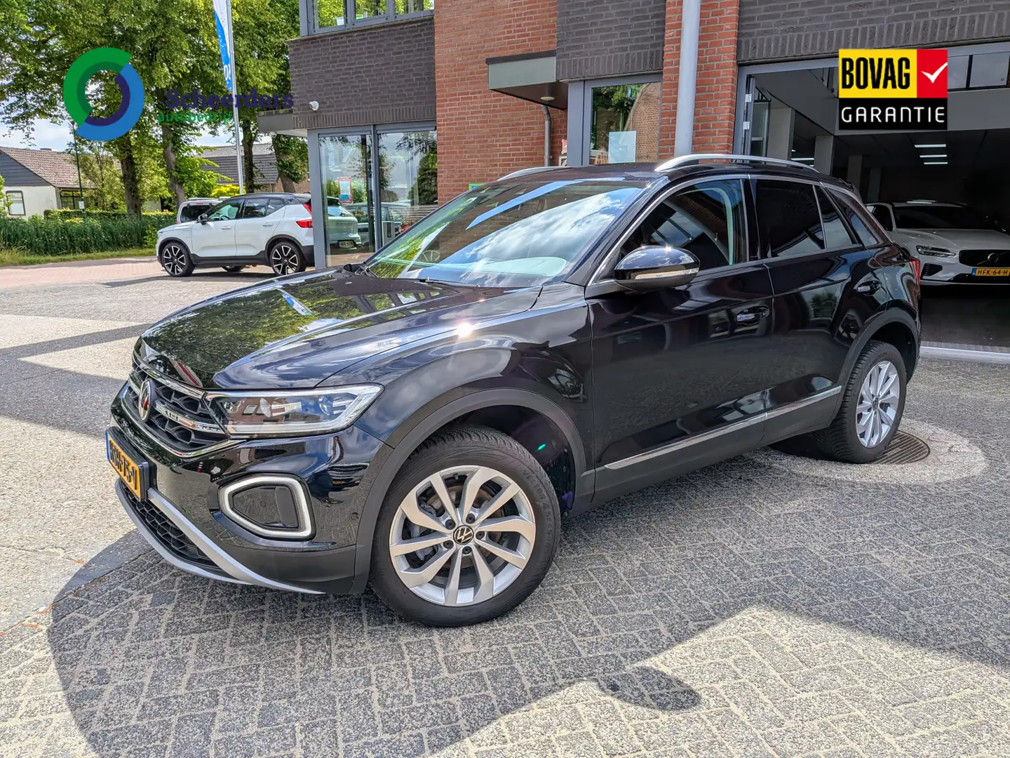 Volkswagen T-Roc 1.5 TSI Style,Navi,Trekhaak. Zwart - 1