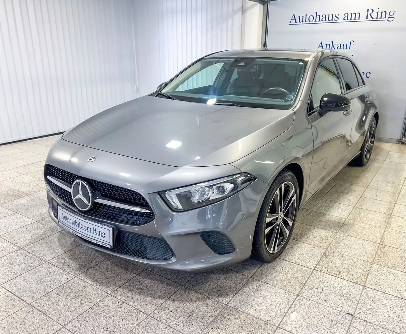 Mercedes-Benz A 180 Edition19 Klima Navi Widescreen Kamera PDC Grau - 2