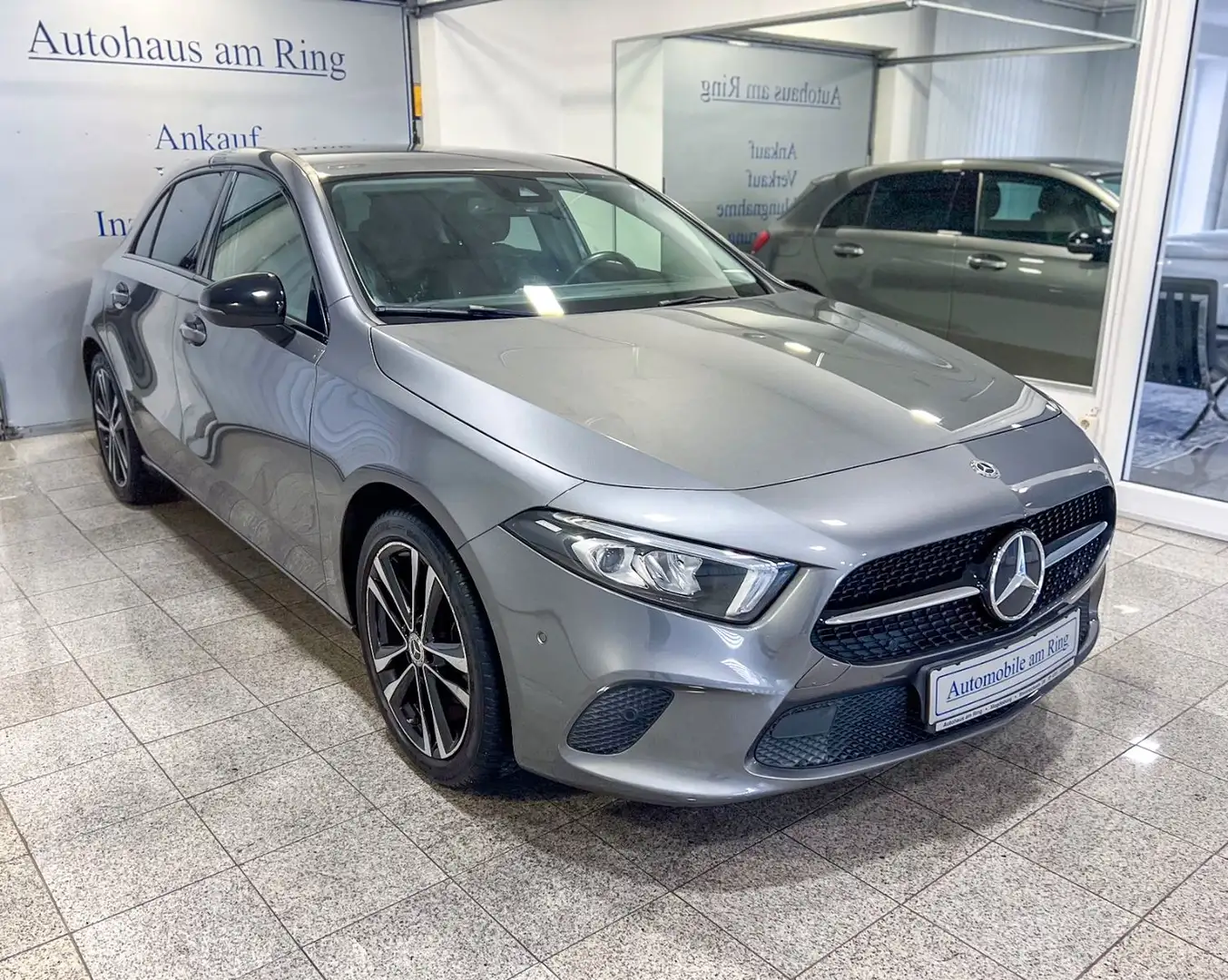 Mercedes-Benz A 180 Edition19 Klima Navi Widescreen Kamera PDC Grau - 1