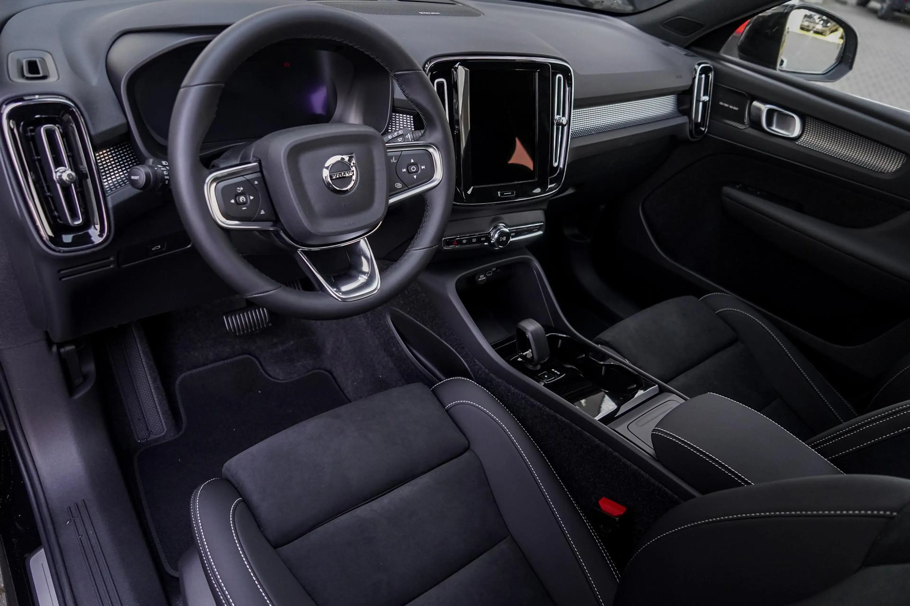 Volvo EX40 Single Motor Extended Range Ultra Black Ed. 82 kWh — photo 12