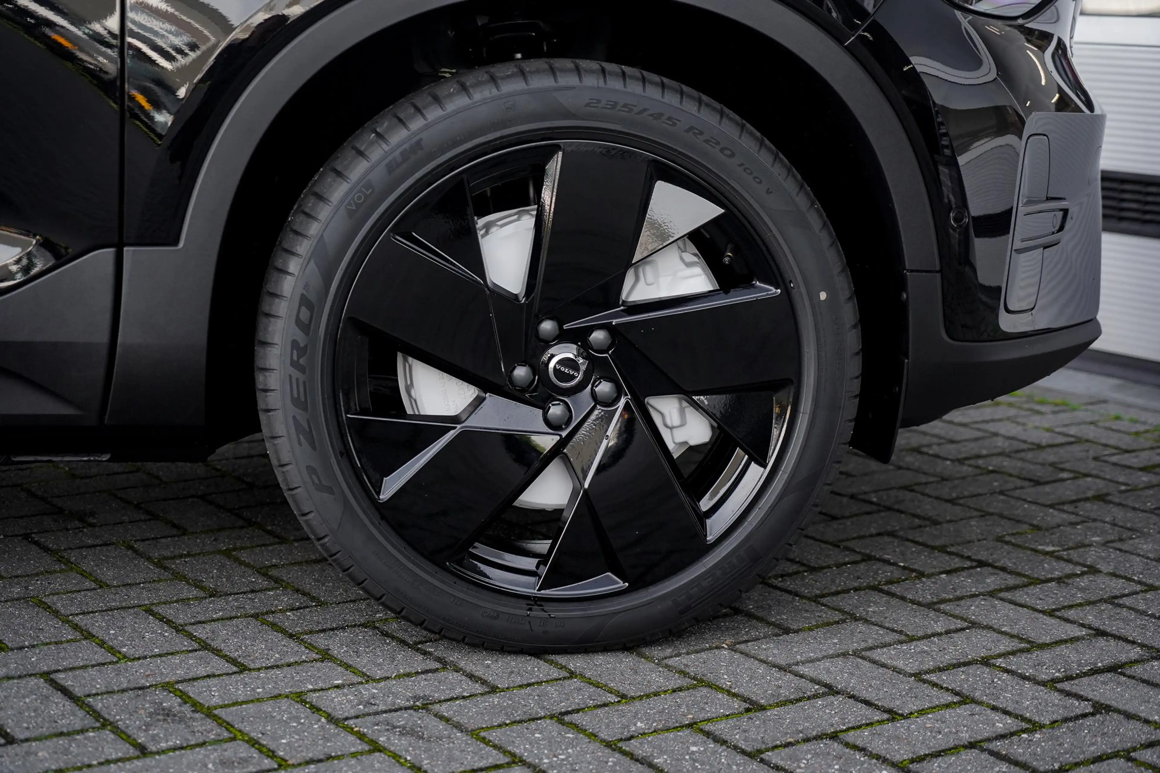 Volvo EX40 Single Motor Extended Range Ultra Black Ed. 82 kWh — photo 7