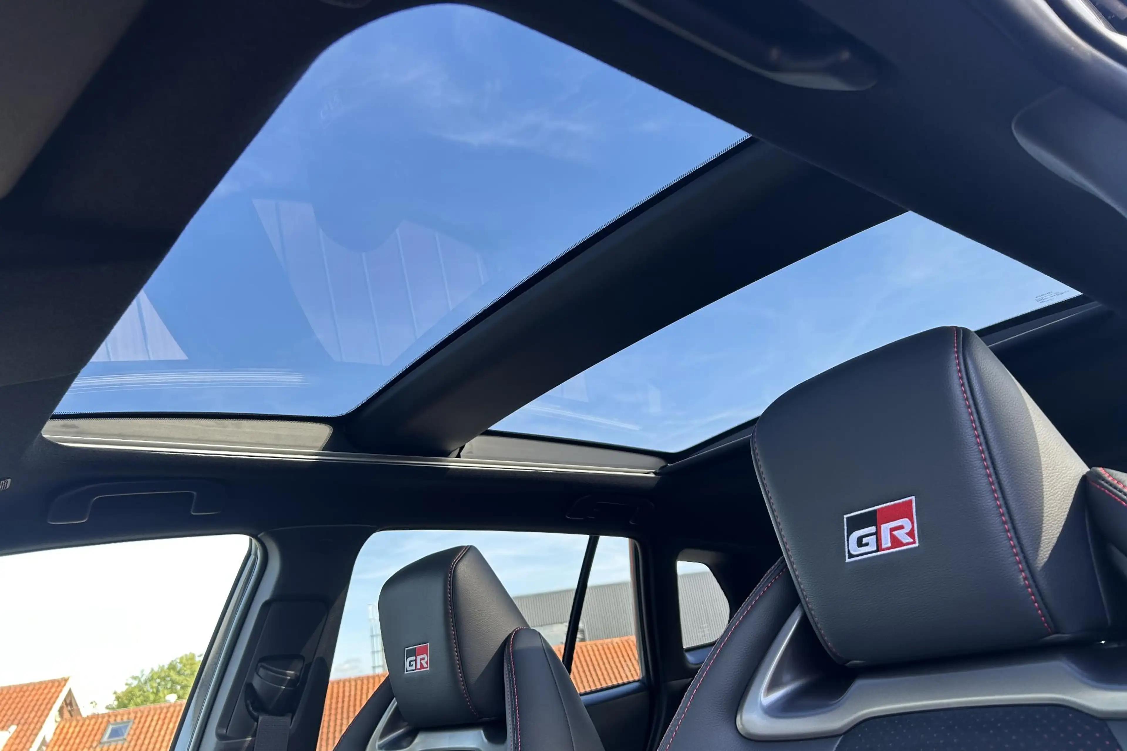 Toyota Corolla Cross Hybrid 180 GR Sport, Plus Pack, Uit voorraad lever — photo 7