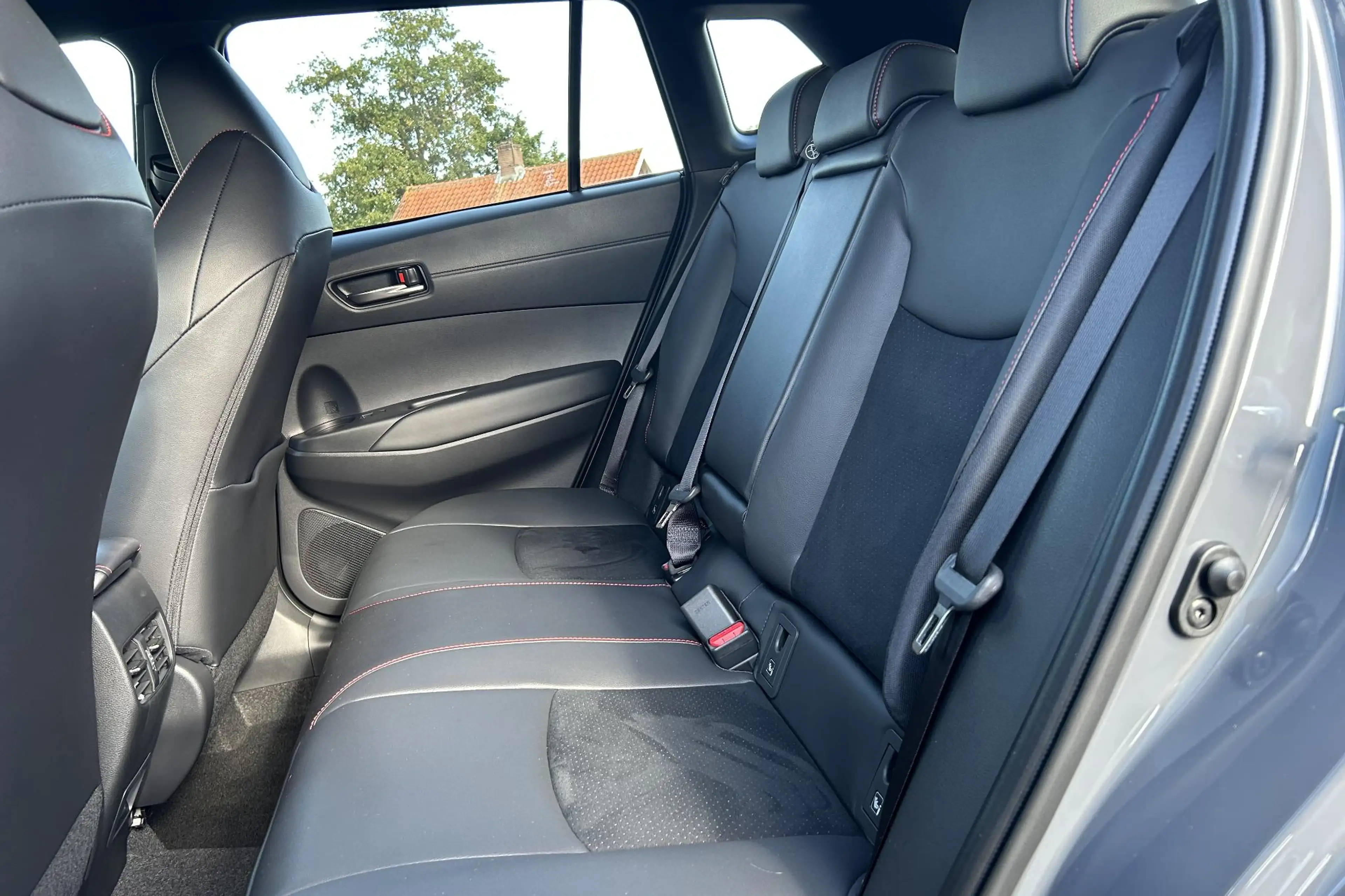 Toyota Corolla Cross Hybrid 180 GR Sport, Plus Pack, Uit voorraad lever — photo 11