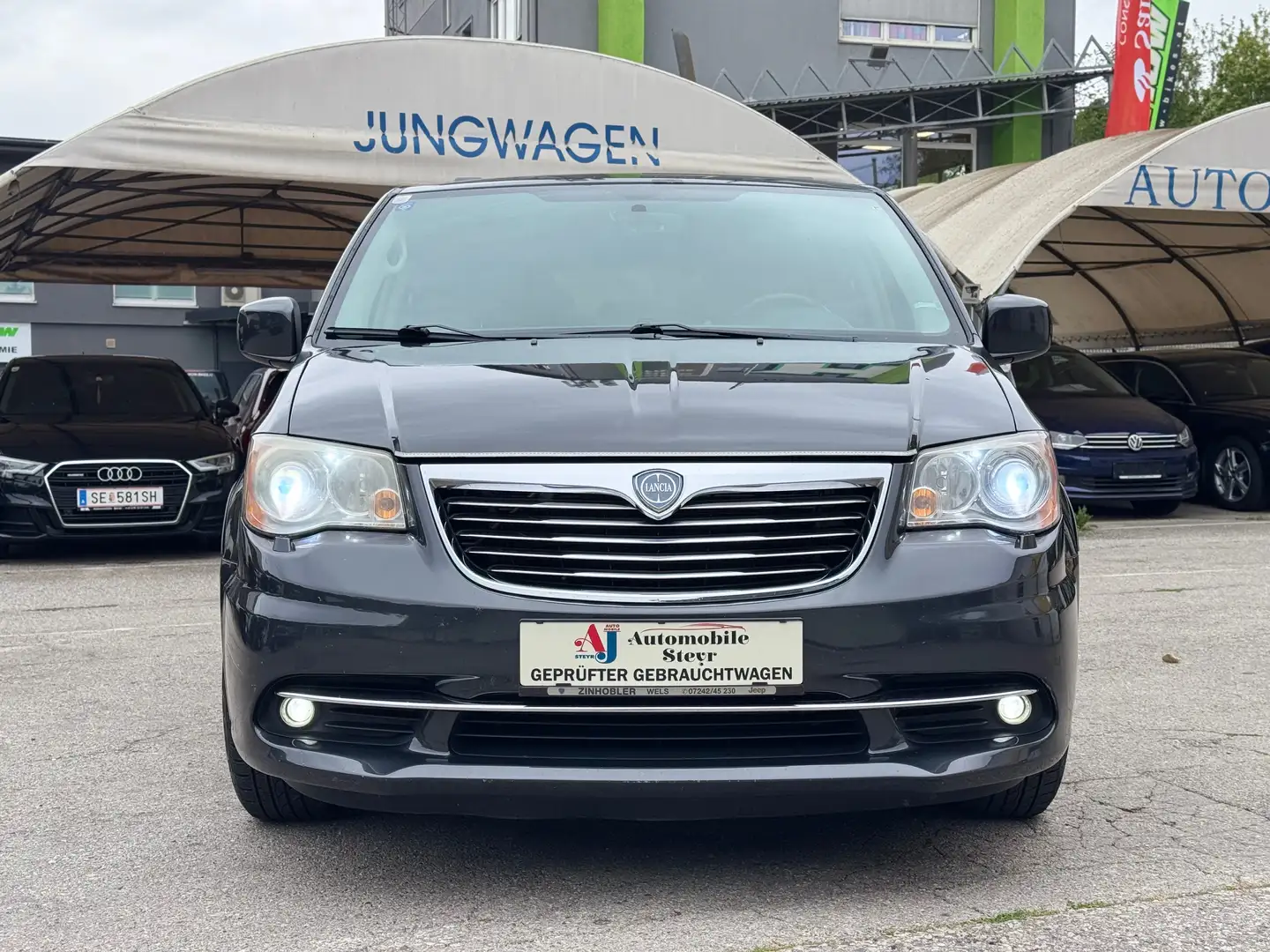 Lancia Voyager Gold Aut.+7 Sitze Navi+Kamera+Xenon+Leder+AHK Grau - 2