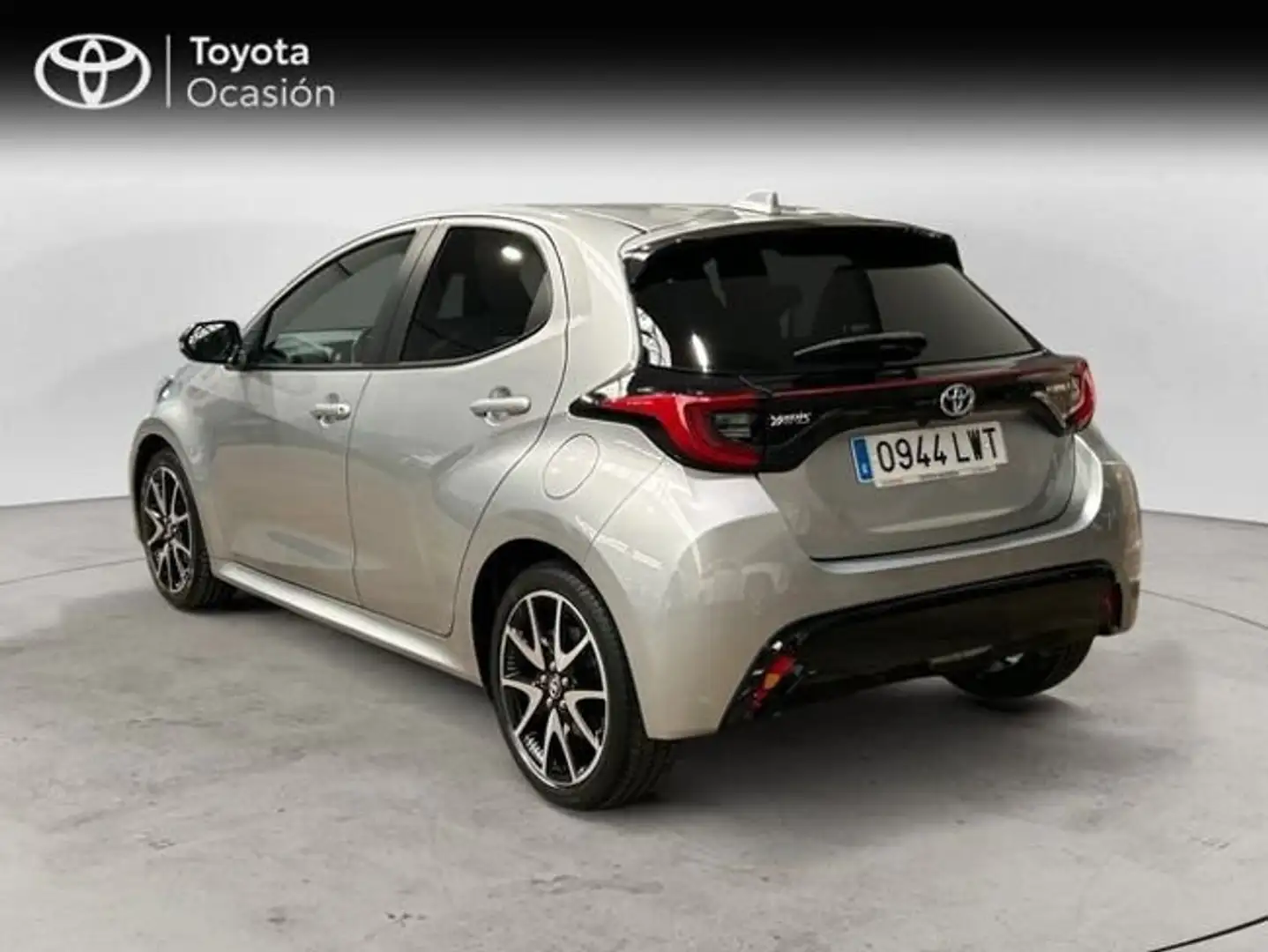 Toyota Yaris 120H 1.5 Style Gris - 2