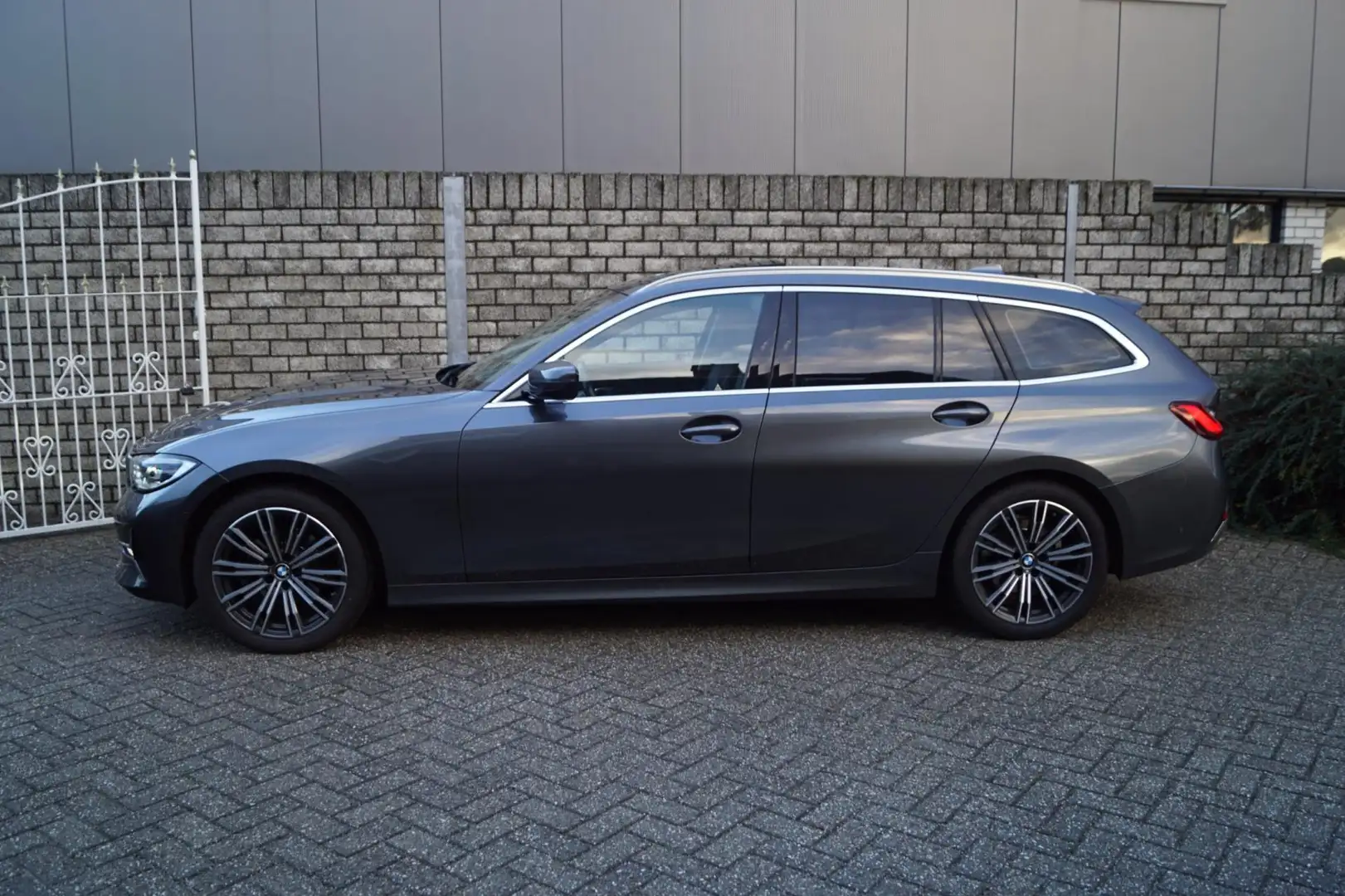 BMW 320 3-serie Touring 320i High Executive Sport Line Aut Grau - 2