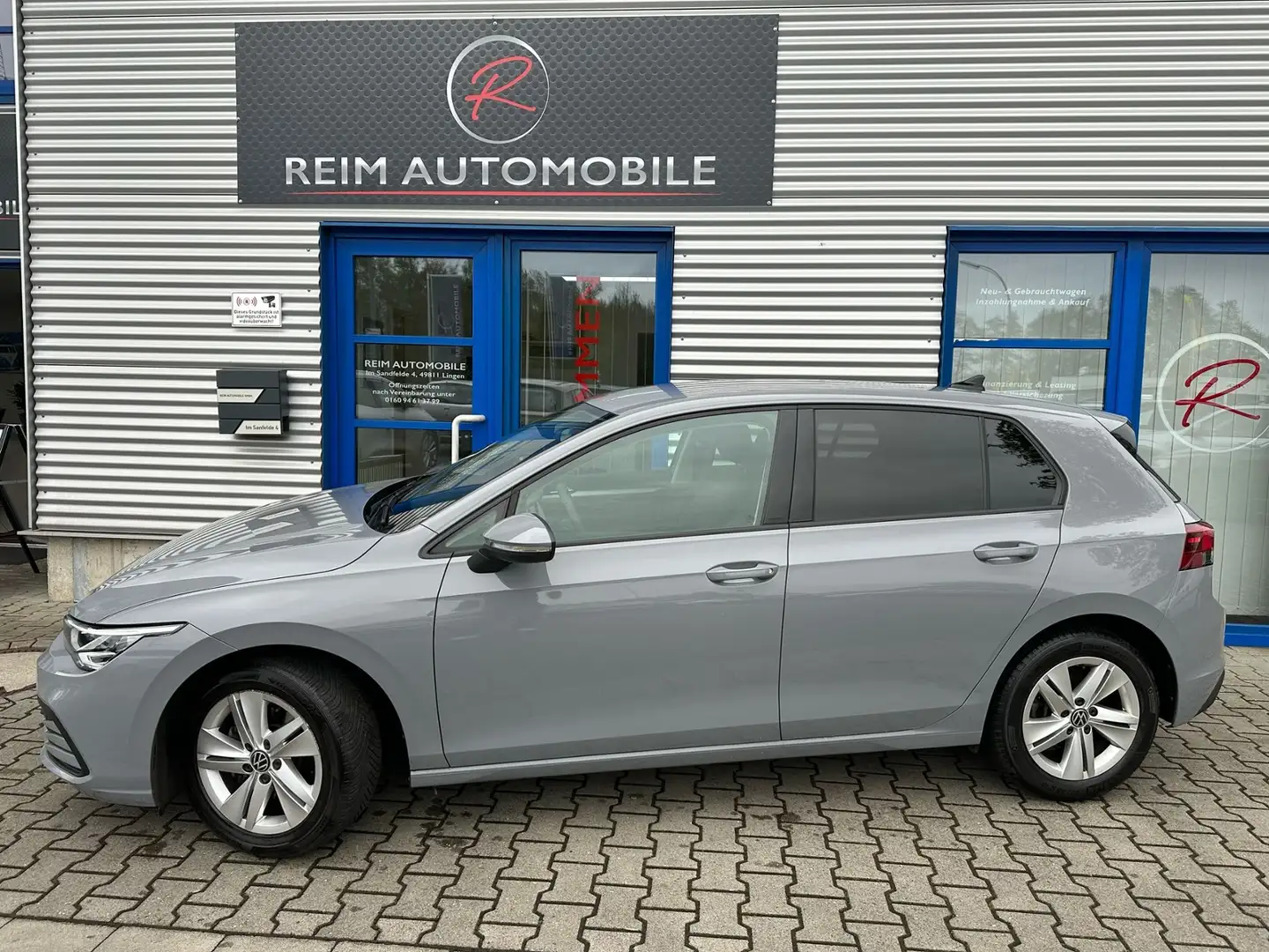 Volkswagen Golf VIII Lim. 1.5 TSI "Life" *NAVI*SHZ*AHK*ACC*LED* Grijs - 2