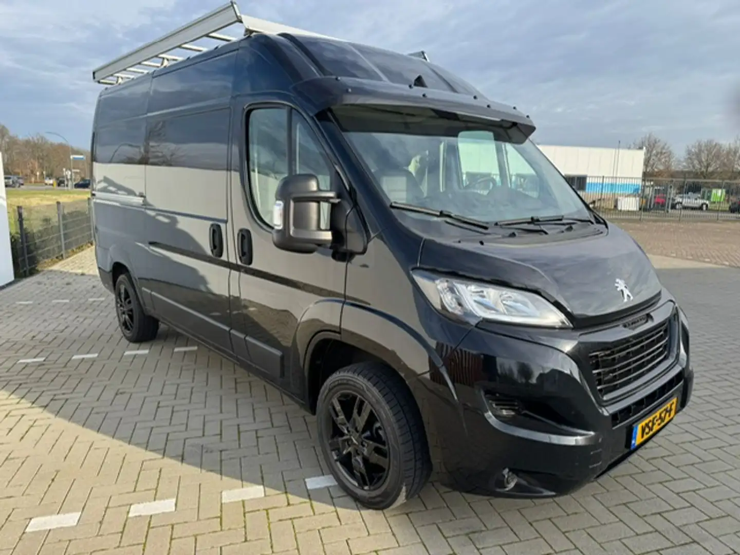 Peugeot Boxer 330 2.2 BlueHDi 120 L2H2 Premium Navigatie Leder C Black - 2