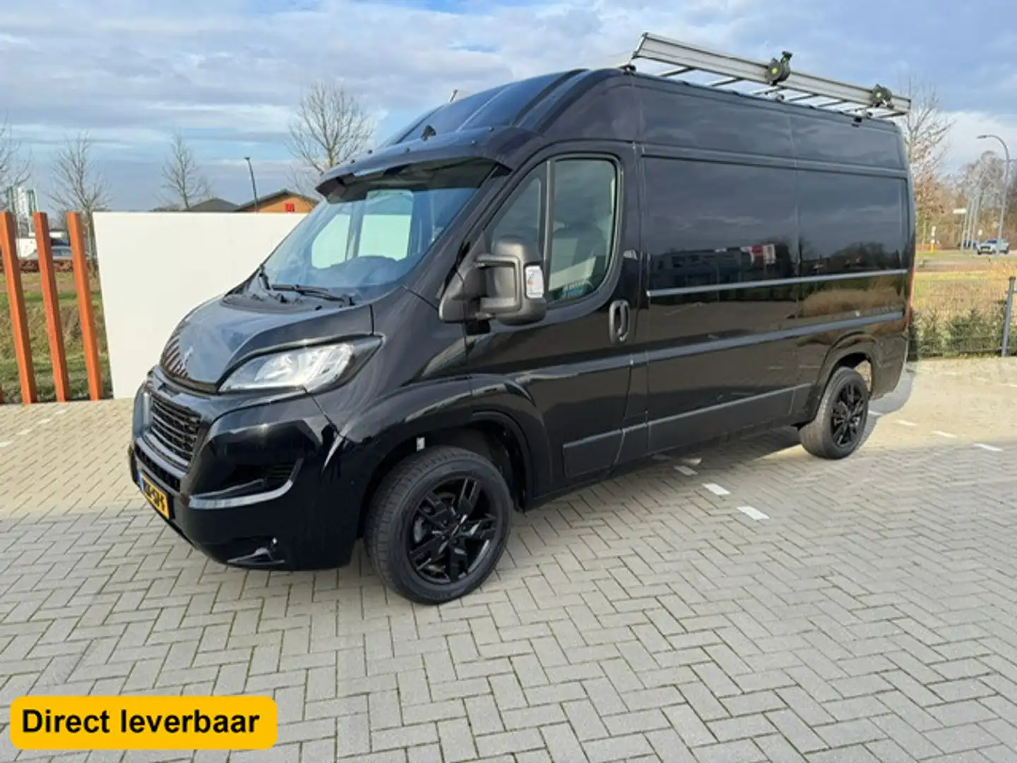 Peugeot Boxer 330 2.2 BlueHDi 120 L2H2 Premium Navigatie Leder C Black - 1