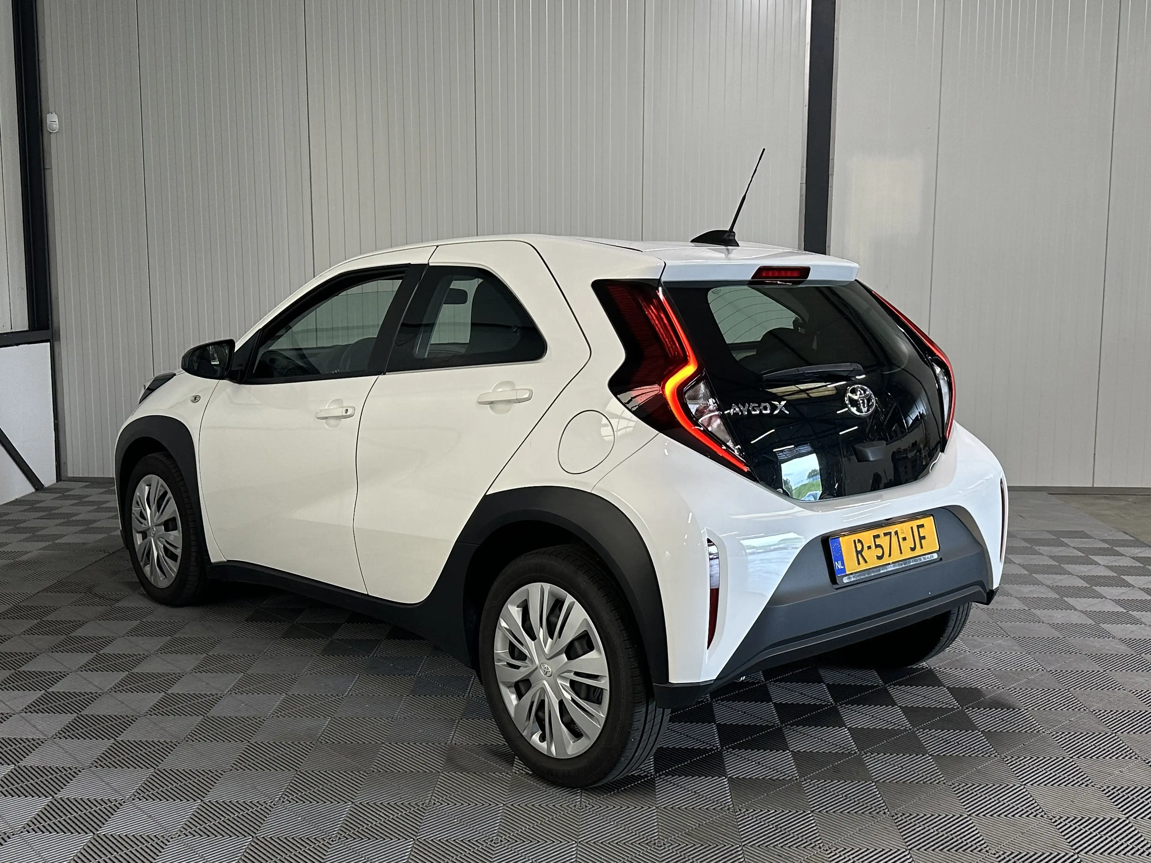 Toyota Aygo X 1.0 VVT-i | MT Play 5-Drs | Airco | Carplay | Came — photo 8