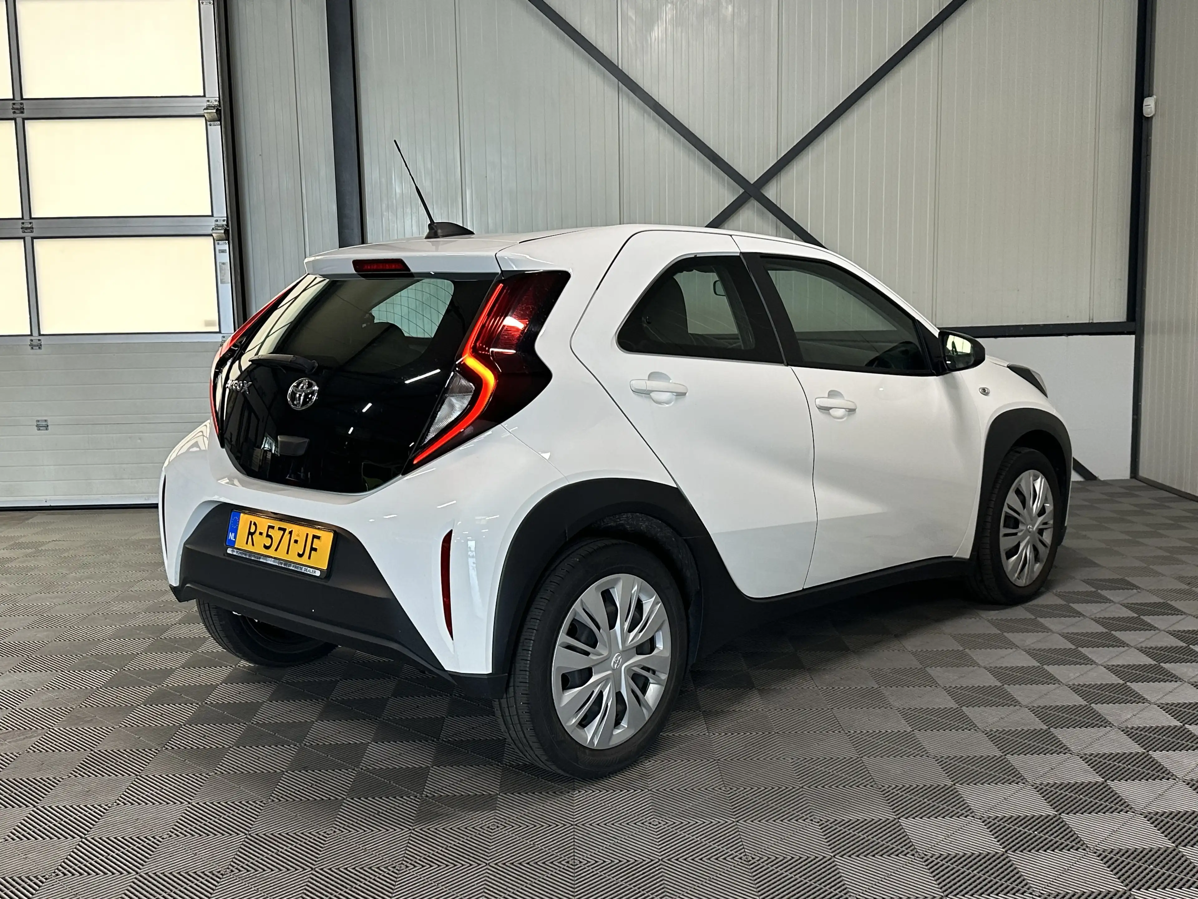 Toyota Aygo X 1.0 VVT-i | MT Play 5-Drs | Airco | Carplay | Came — photo 2