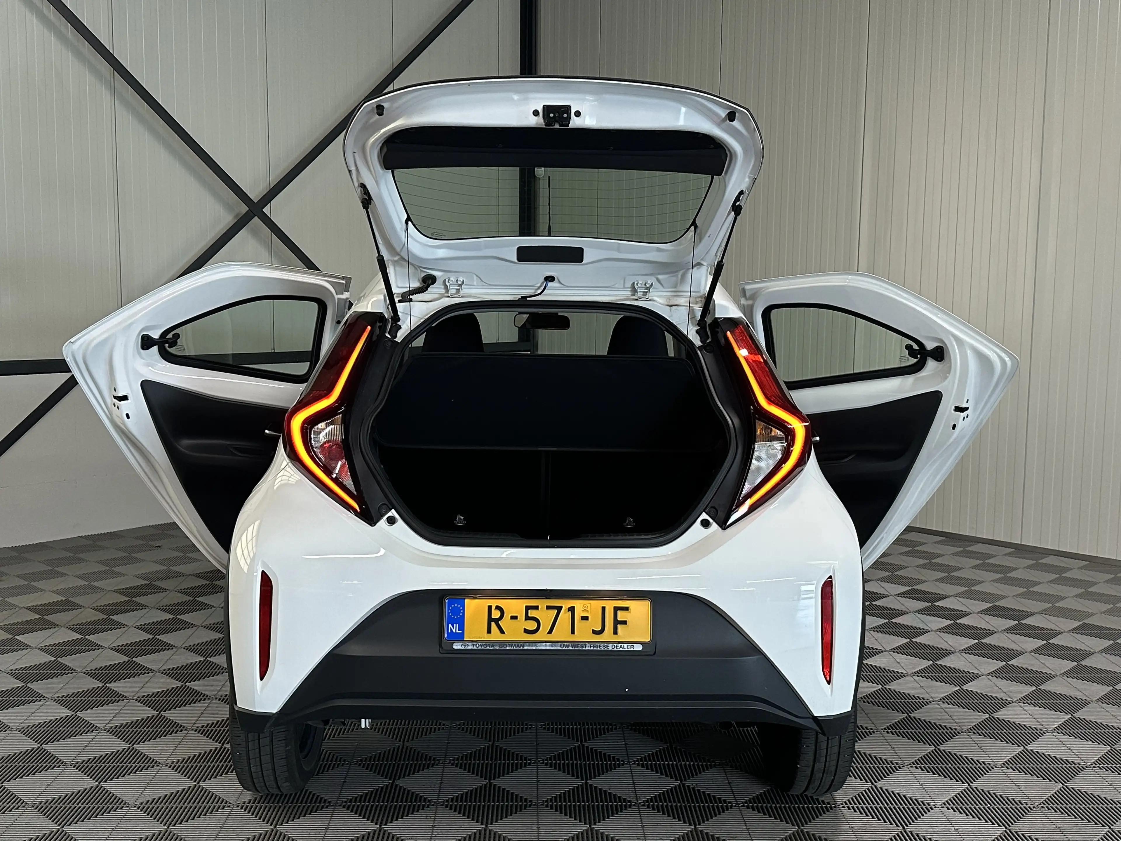 Toyota Aygo X 1.0 VVT-i | MT Play 5-Drs | Airco | Carplay | Came — photo 6