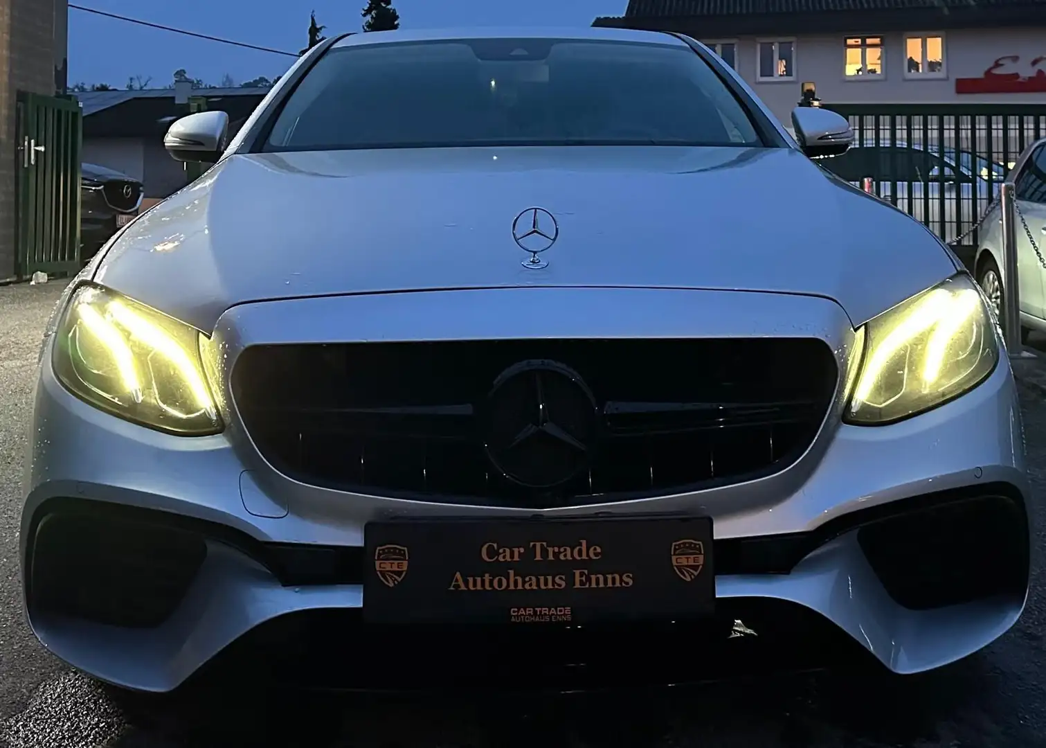 Mercedes-Benz E 220 d 4MATIC Aut. Gris - 2