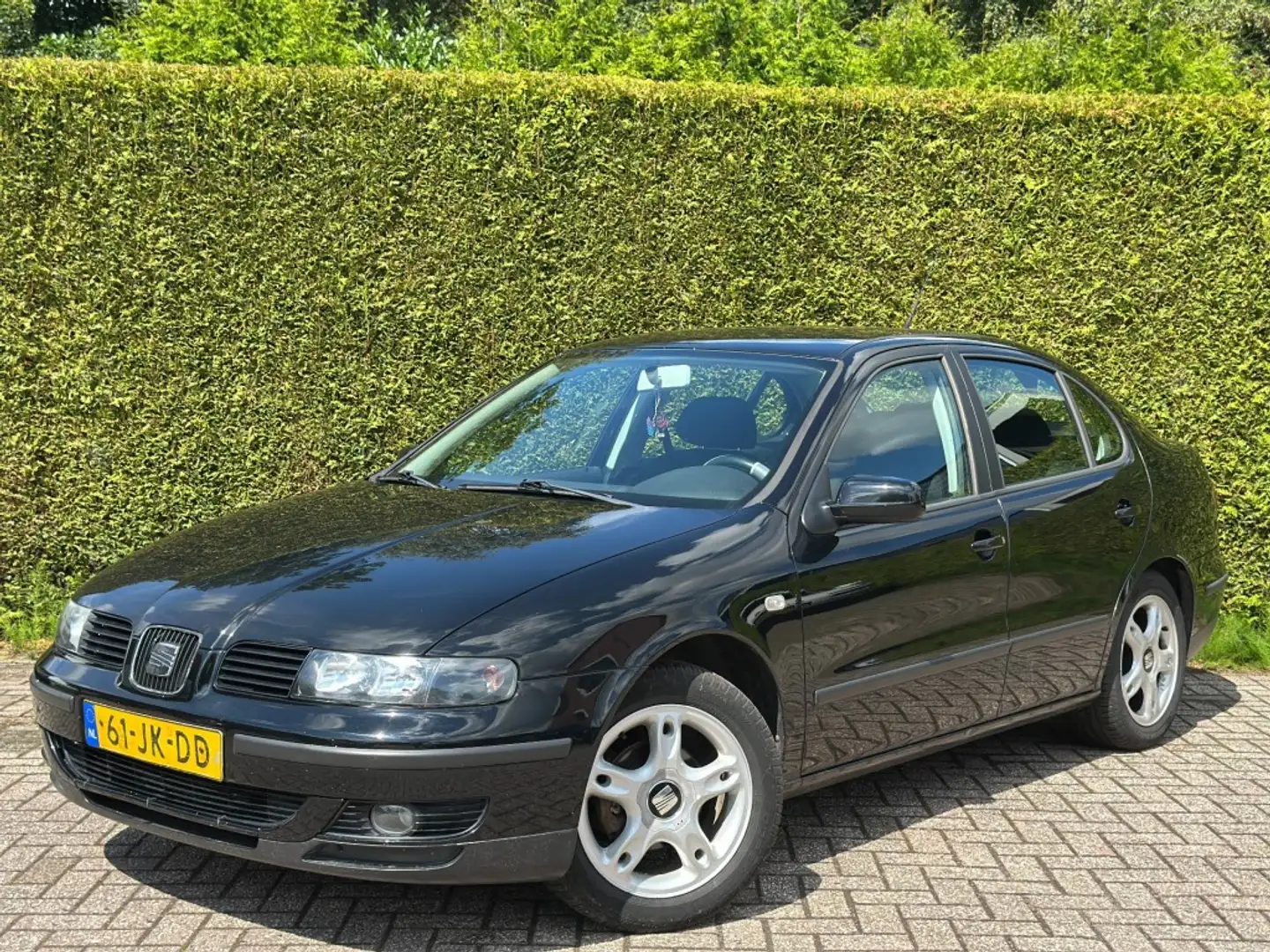 SEAT Toledo 1.6 - 16V Sport Nieuwe APK bij AFL. Zwart - 1