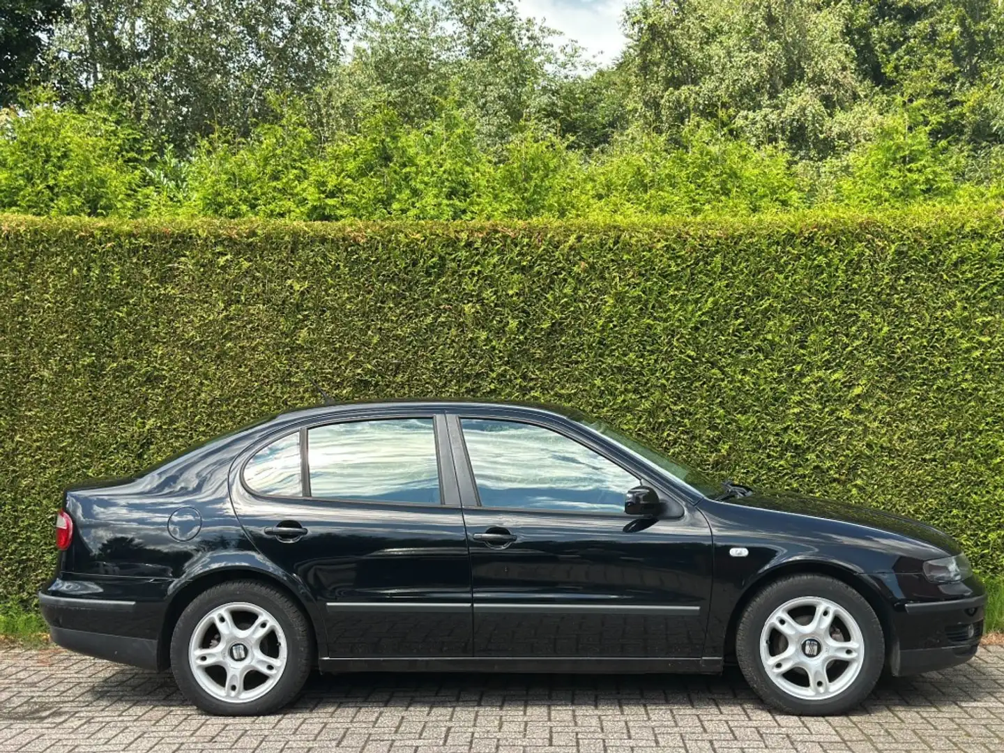 SEAT Toledo 1.6 - 16V Sport Nieuwe APK bij AFL. Zwart - 2