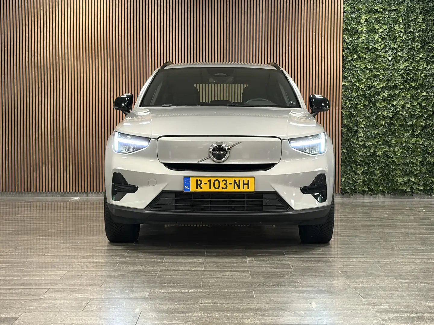 Volvo XC40 Recharge Plus 70 kWh All Season Banden | Adaptieve Gris - 2