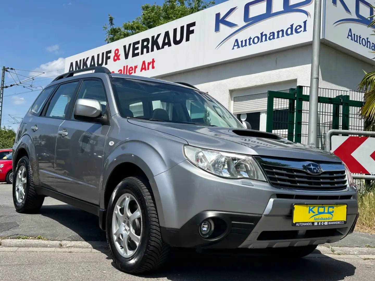 Subaru Forester 2.0D Comfort Šedá - 1