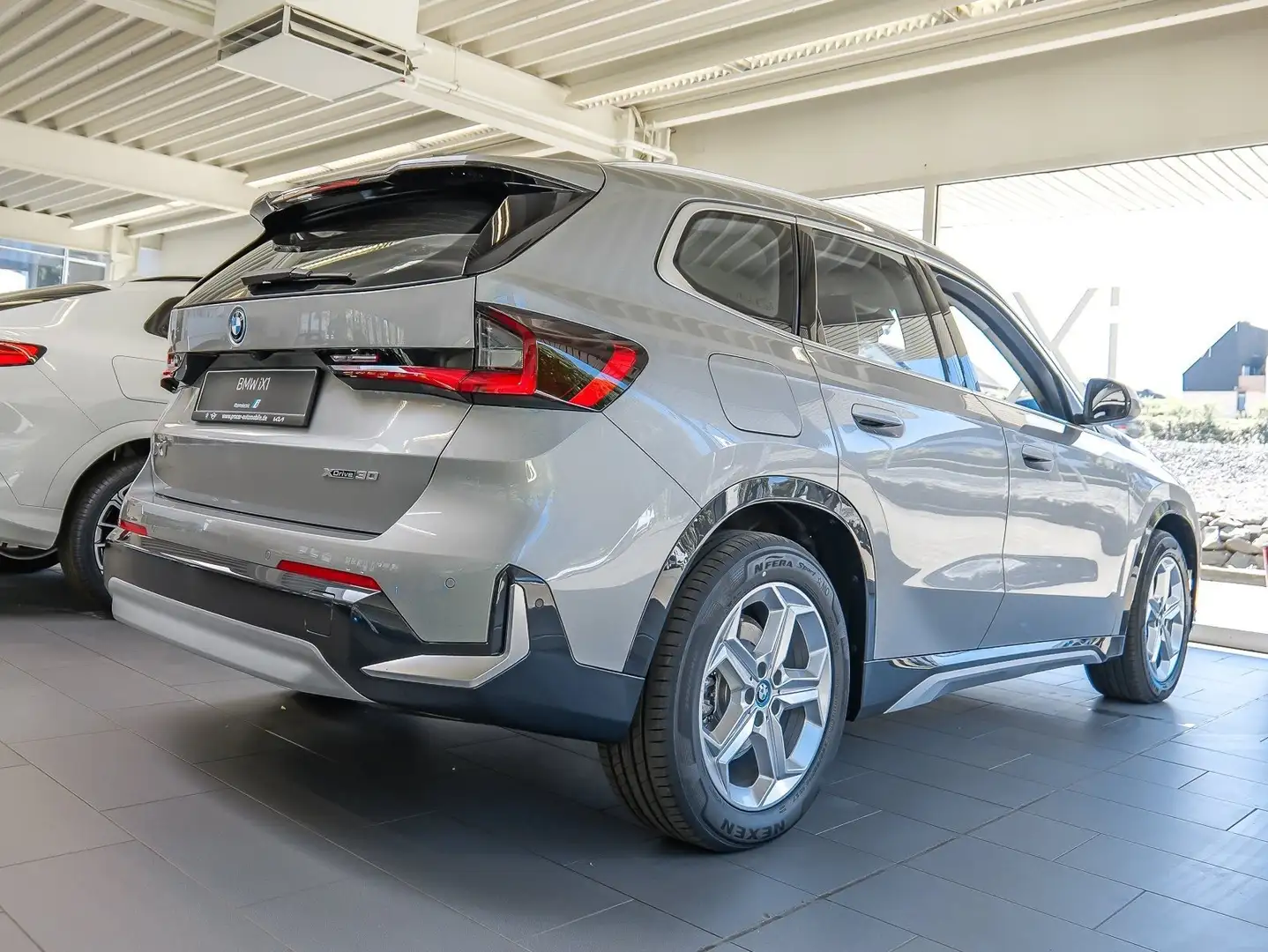 BMW iX1 xDrive30 xLineNAVI+DA+Komfortzg.+Adapt. LED +SHZ Grau - 2