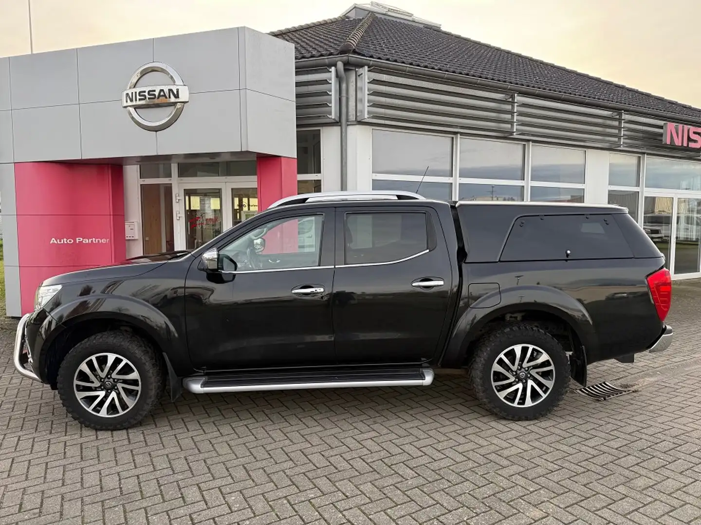 Nissan Navara Tekna Double Cab 4x4 Schwarz - 2