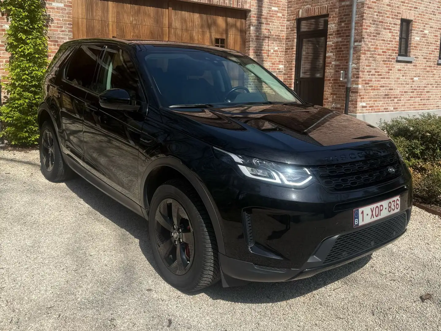 Land Rover Discovery Sport 2.0 Turbo MHEV 4WD P200 Zwart - 1
