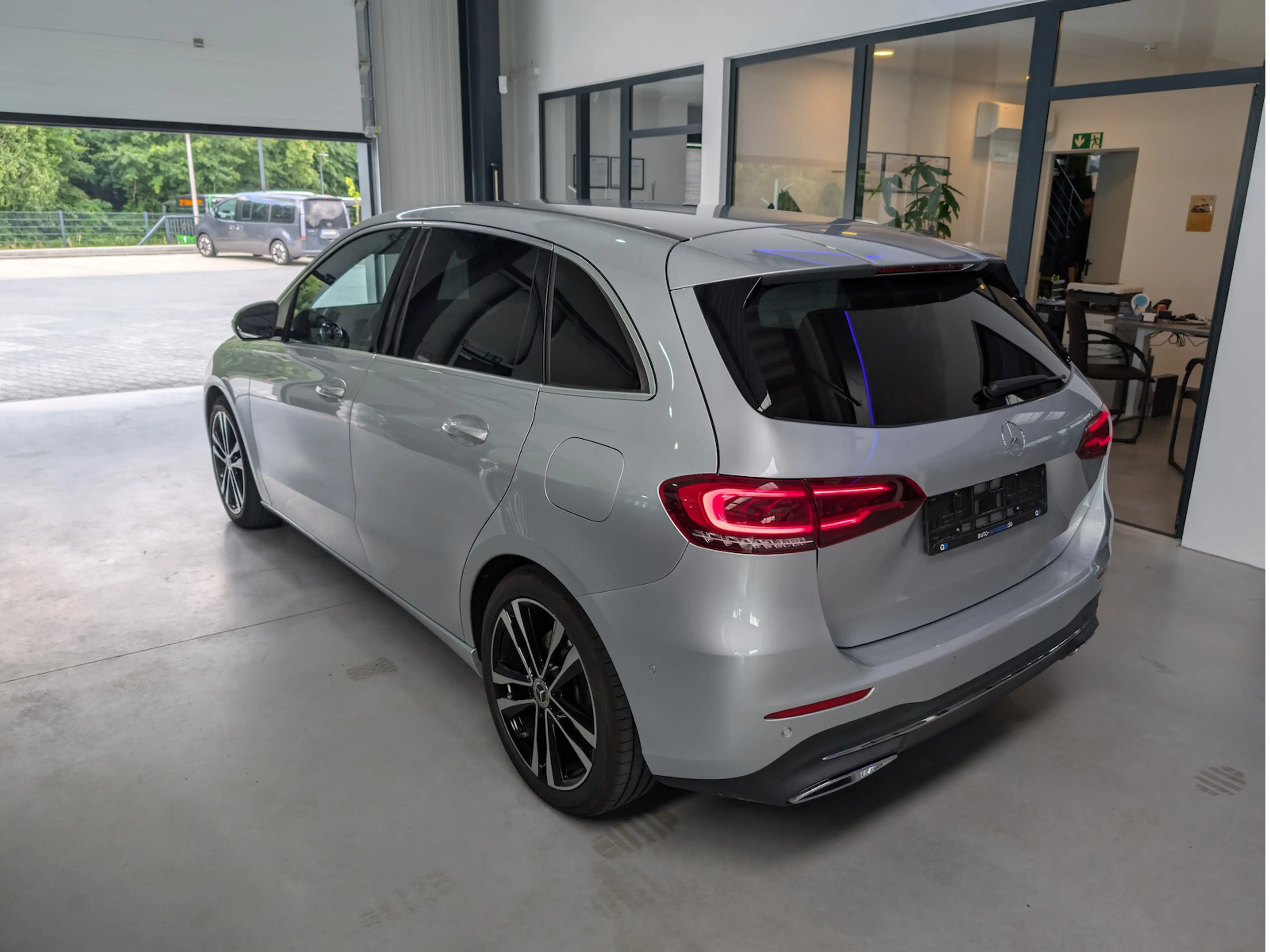 Mercedes-Benz B 220 d *eAHK*eHeck*LED*Premium Paket* — photo 4
