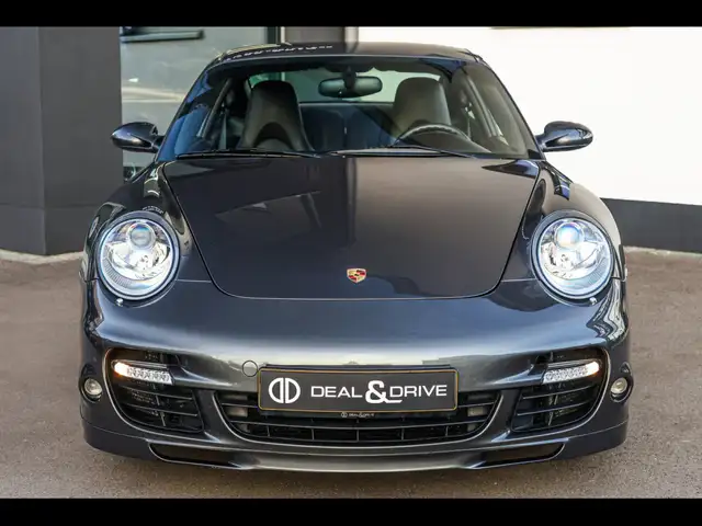 Porsche 911 view 5