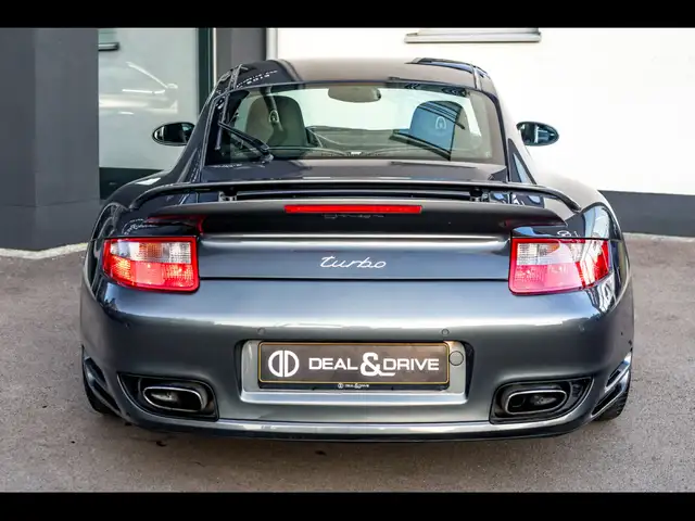 Porsche 911 view 4