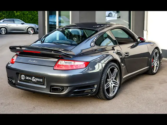 Porsche 911 view 7