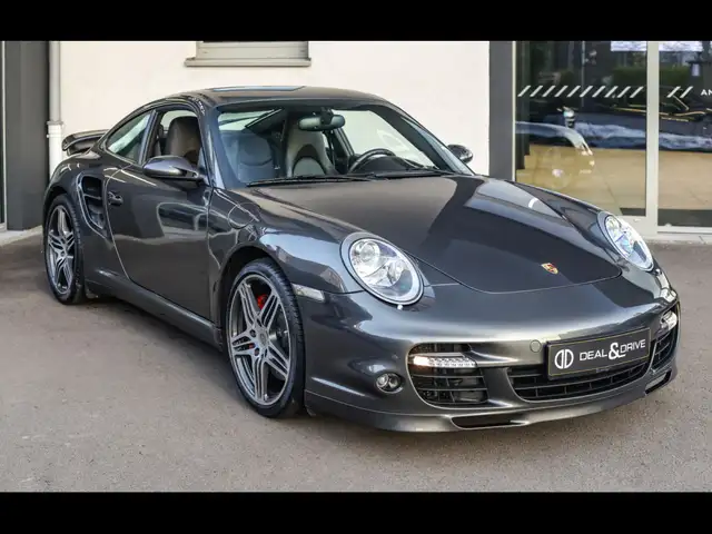 Porsche 911 view 6