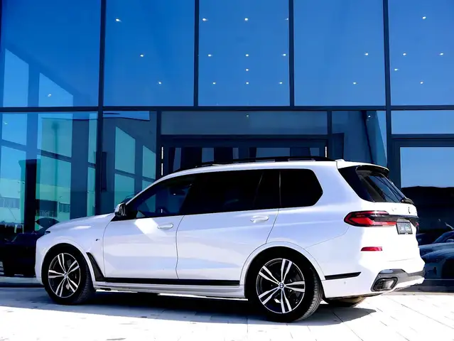 BMW X7 40d M Sport Pro – Sky Lounge – Individual Merino Ansicht 8