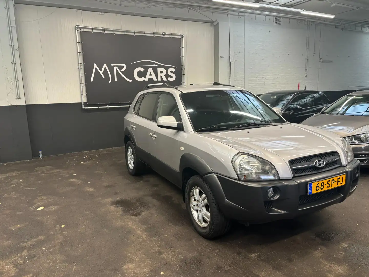 Hyundai TUCSON 2.0i Dynamic airco Grijs - 2