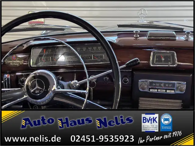 Mercedes-Benz 220 view 13
