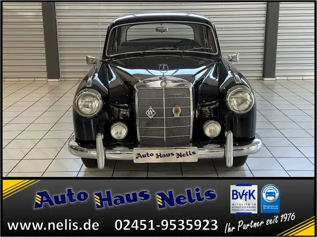 Mercedes-Benz 220 view 2