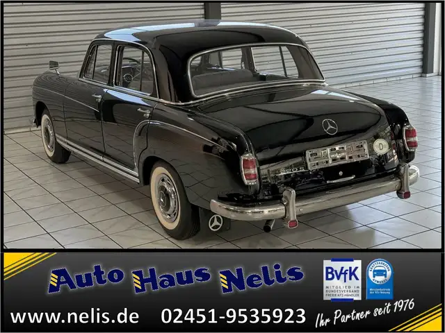 Mercedes-Benz 220 view 4