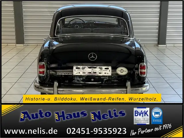 Mercedes-Benz 220 view 3