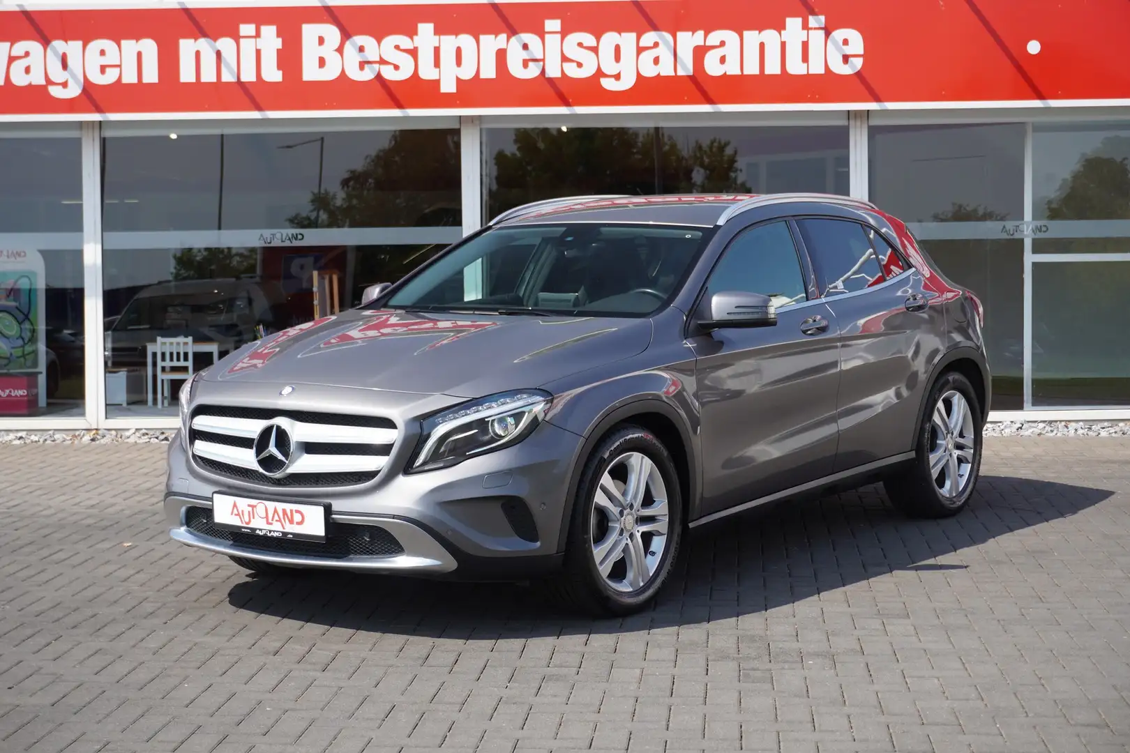Mercedes-Benz GLA 180 Urban AT Klima Navi AHK Kamera Teilleder Silber - 2