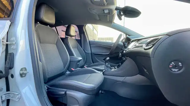 Opel Astra view 12