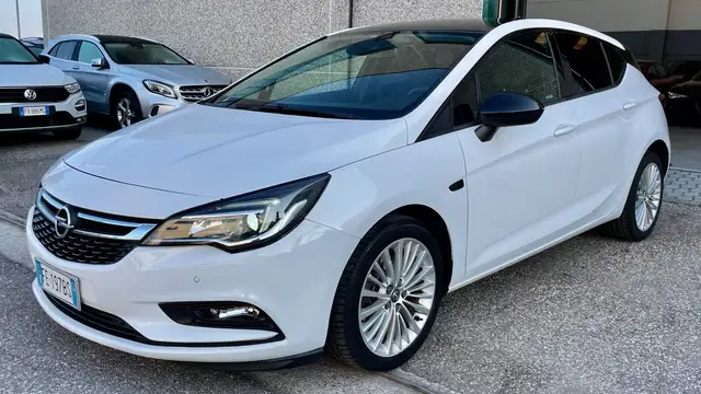 Opel Astra view 3