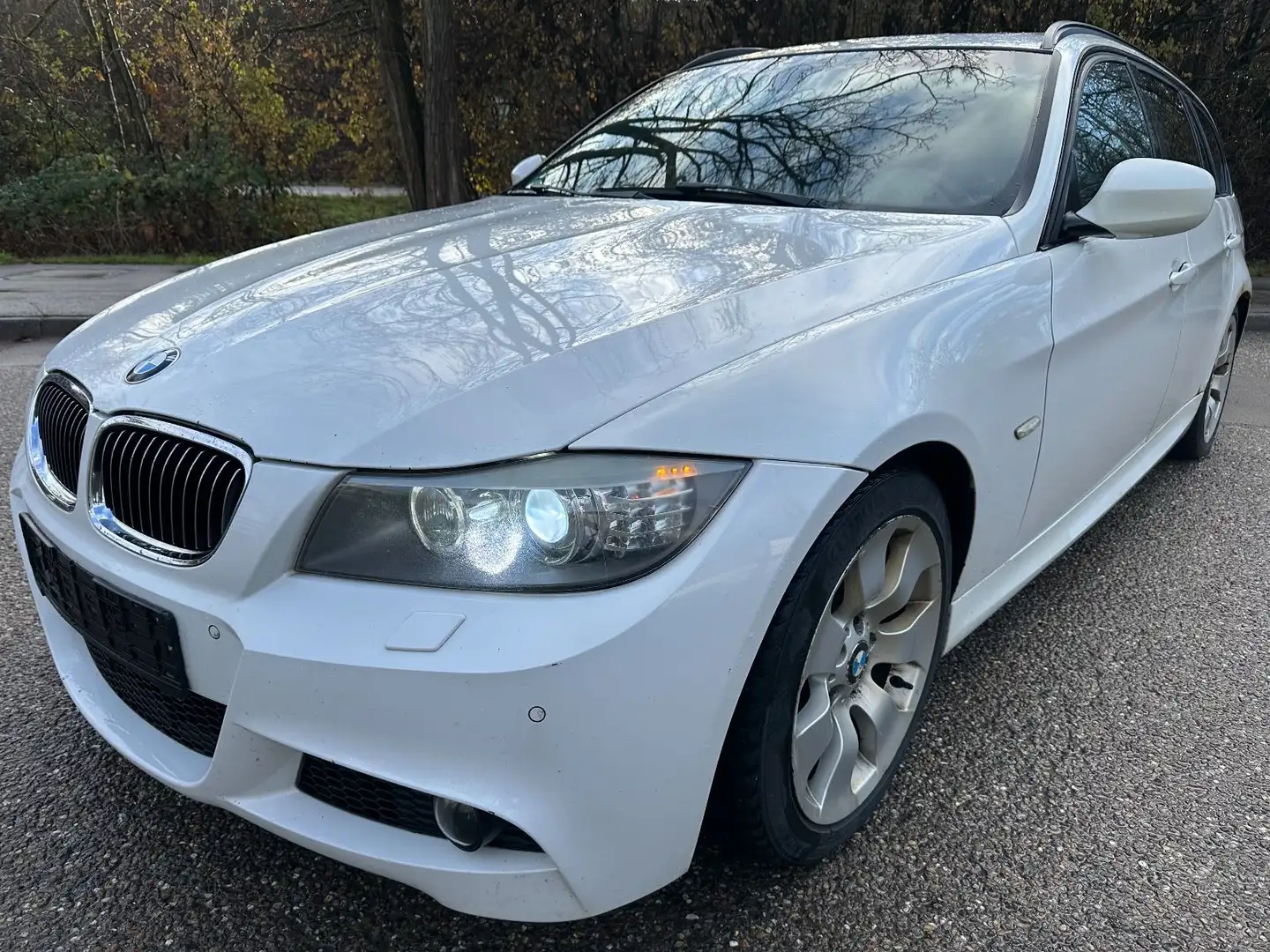 BMW 335 d Aut. M-Sport Paket PANO NAVI XENON LEDER Weiß - 2