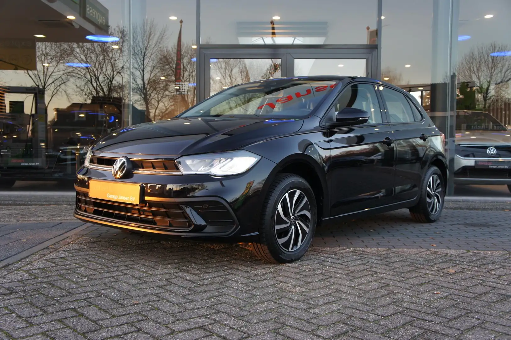 Volkswagen Polo 1.0 TSI Life | Parkeerhulp | LED | CarPlay | DAB+ Zwart - 2