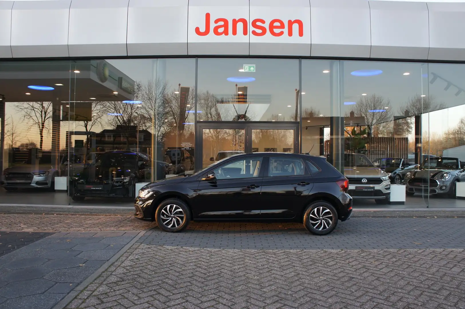 Volkswagen Polo 1.0 TSI Life | Parkeerhulp | LED | CarPlay | DAB+ Zwart - 1