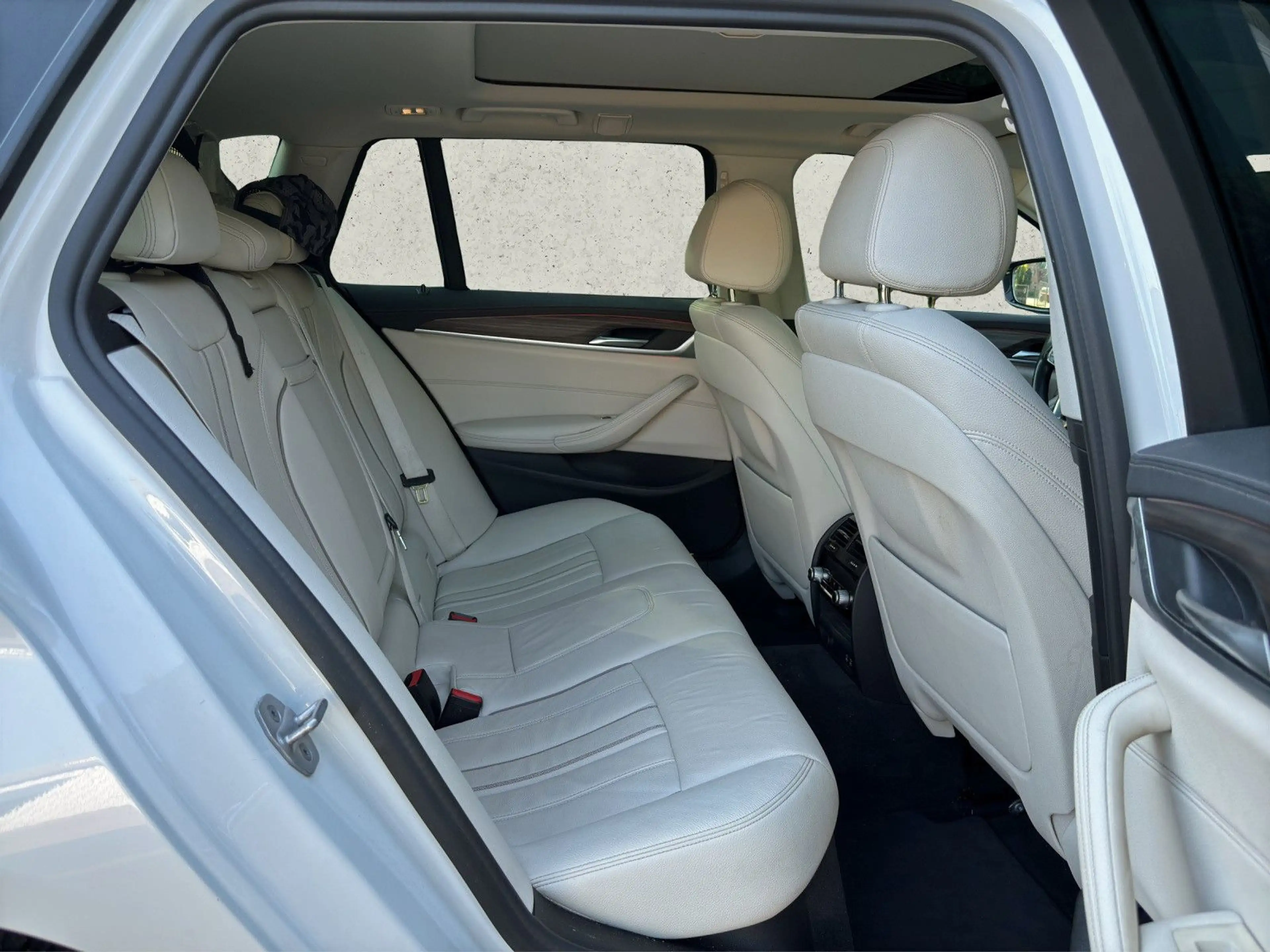 BMW 520 d Touring Luxury Line+PANO+AHK+Modellpflege++ — photo 12