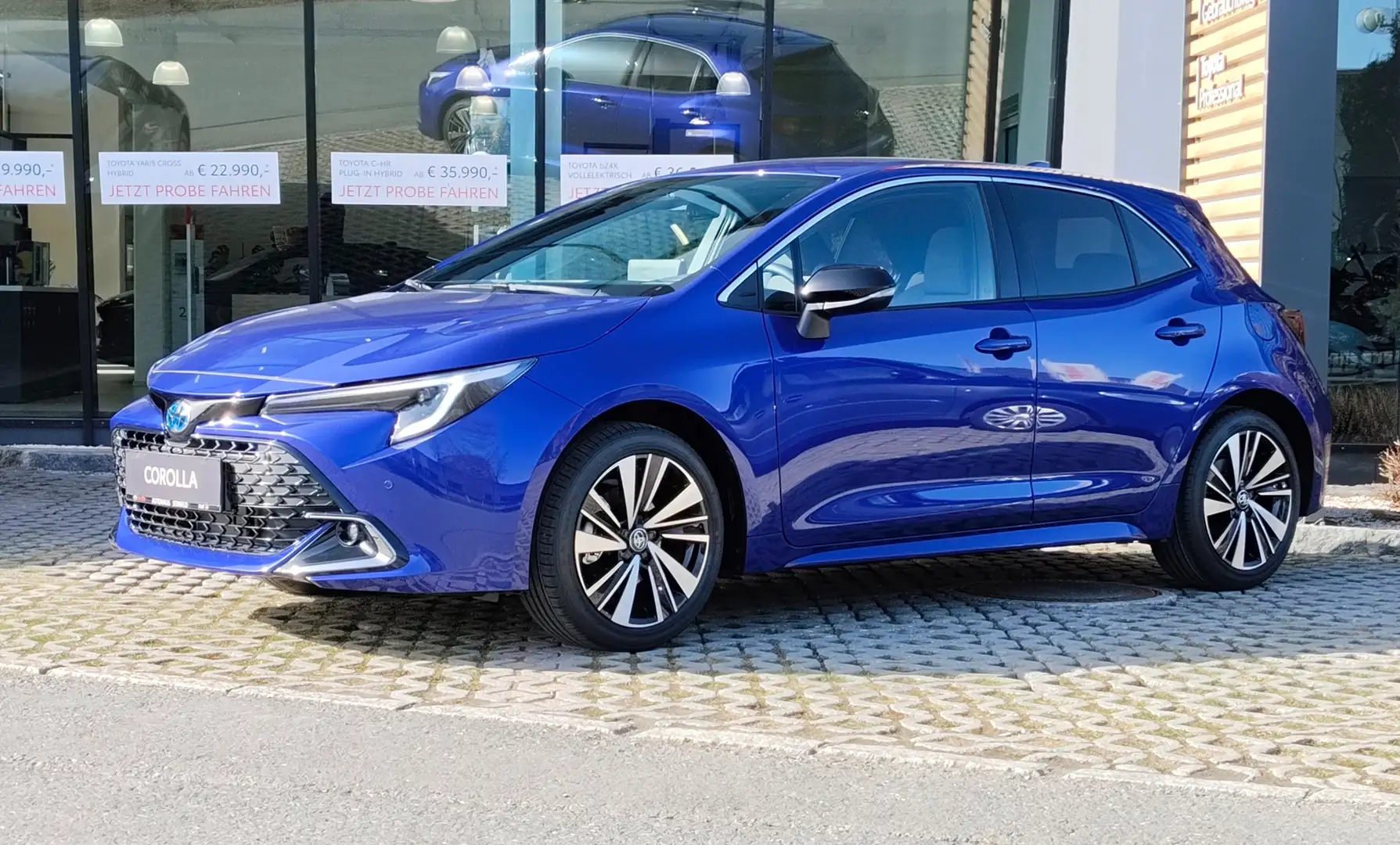 Toyota Corolla Corolla 1,8 Hybrid Active Drive + Safetypaket Blau - 1